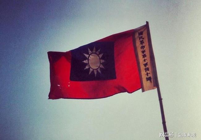 绿色短款衬衣搭白色格子裙，优雅又清纯，这身穿搭合适吗？游戏画面